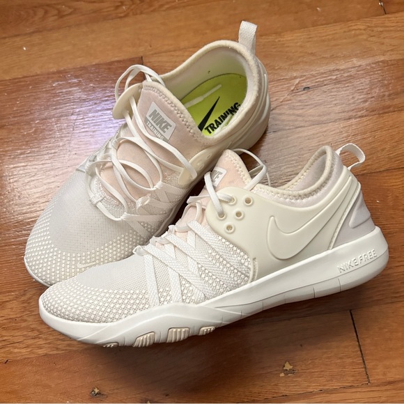 womens white nike athletic shoes